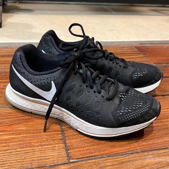 Nike black women’s tennis shoes 7.5